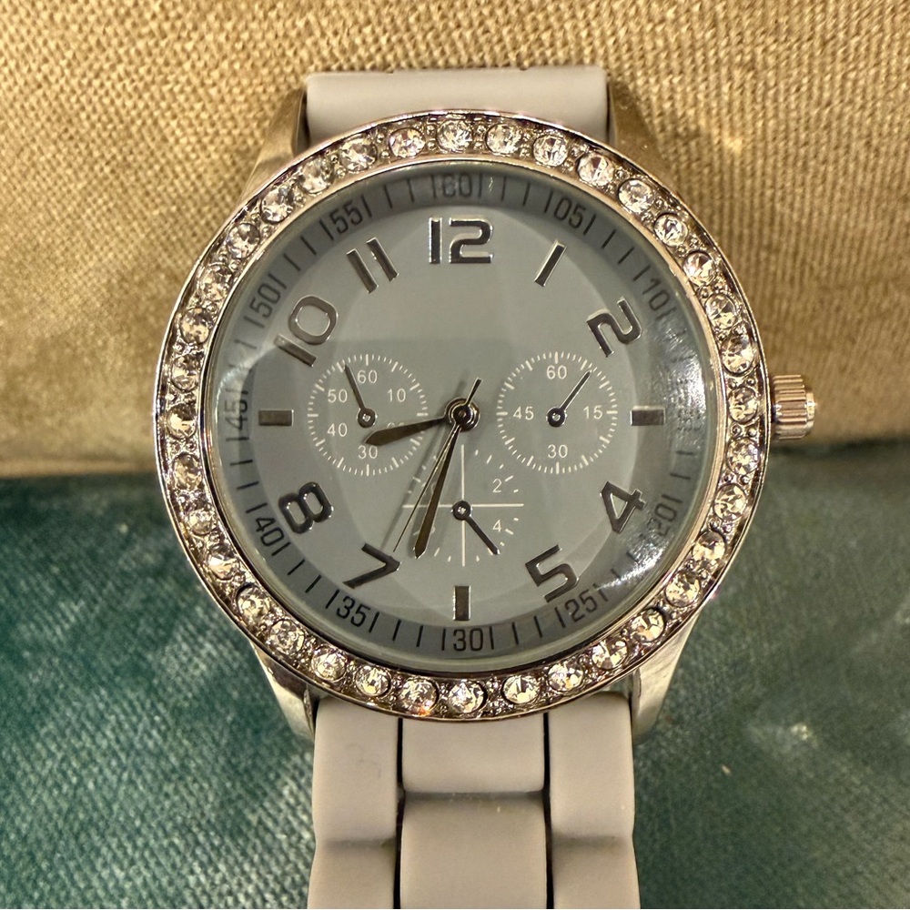 Darice Women’s Silver-Tone Analog Watch – Light Gray Band